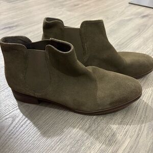 Clarks Women’s Sz 10 Trish Chelsea Dark Olive Suede Boots Ultimate Comfort NEW